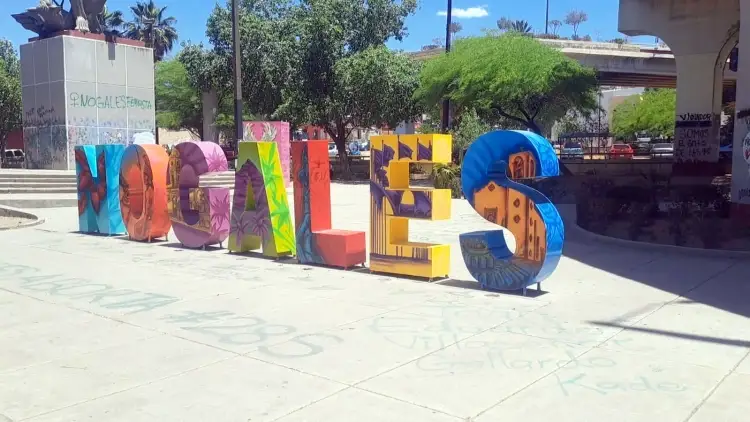 Renuevan letras de Nogales en la plaza Juárez