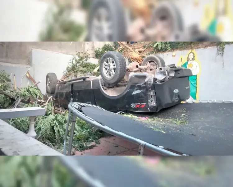 Abandonan autoridades vehículo accidentado en vivienda, acusan propietarios