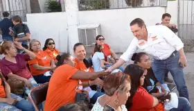 Toca Manuel Hopkins tema del tren con vecinos de la colinia Buenos Aires