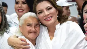 Valora Lorenia Valles a las mamás como impulsoras de las transformación