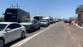 Caos vial en la caseta de cobro de Hermosillo: Carril cerrado provoca largas filas