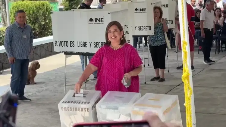 Vota Xóchitl Gálvez; espera más de dos horas en la fila