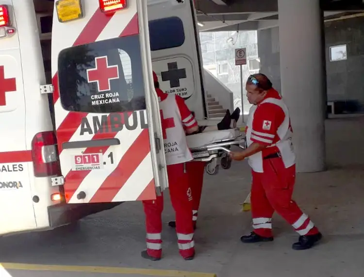 Recibe hombre fuerte descarga eléctrica