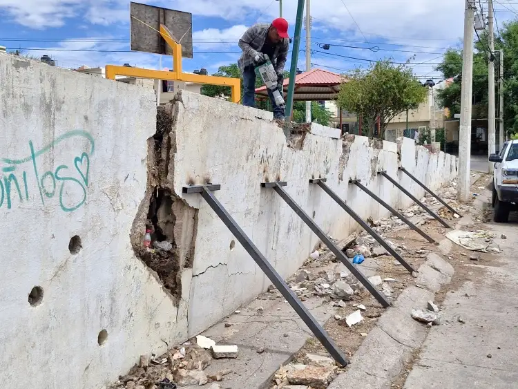 Derrumban barda por peligro de colapso