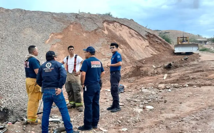 Moviliza fuerte incendio en basurero clandestino