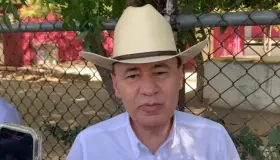 Acude gobernador de Sonora con familia a votar