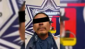 Detienen a hombre por arrojar una roca contra un vehículo en la colonia Solidaridad