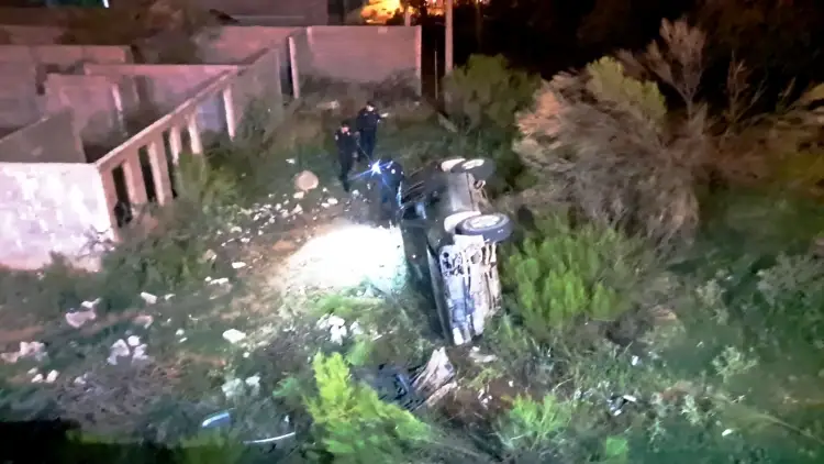 Deja volcadura de vehículo dos lesionados