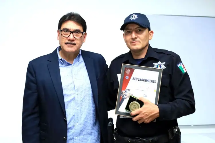 Premian al Policía del Mes de mayo