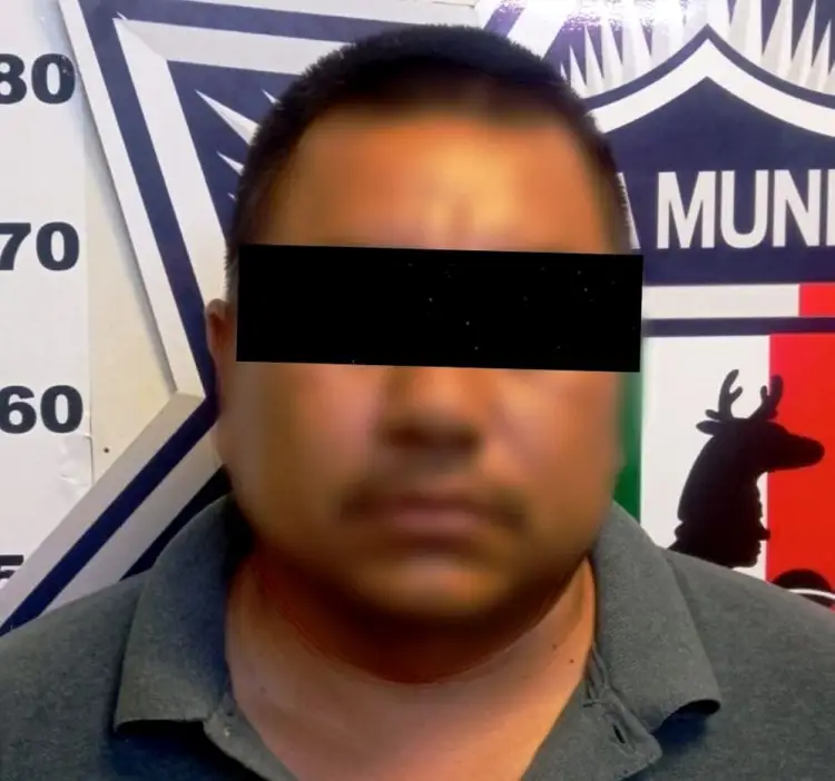 Conductor ebrio se pasa en rojo y se burla de oficiales