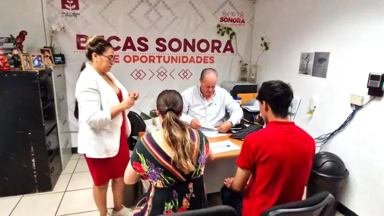 Entregan más de 800 becas universitarias