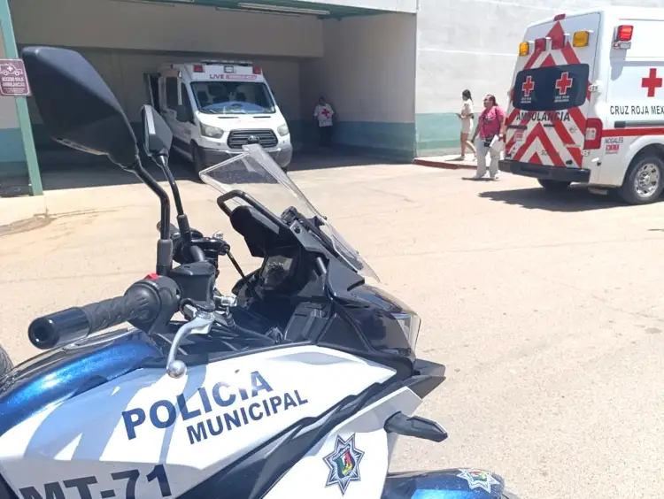 Atienden socorristas a persona con impacto de bala