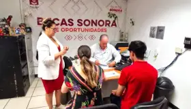 Entregan más de 800 becas universitarias