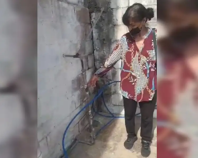 Llevan agua a casa de Doña Luz