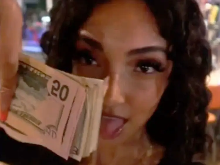 Revela mesera de Hooters cuanto gana en sólo 4 horas