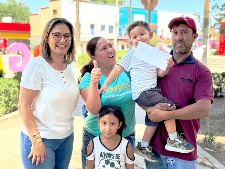 Apoya Azalia Guevara al pequeño Jesús
