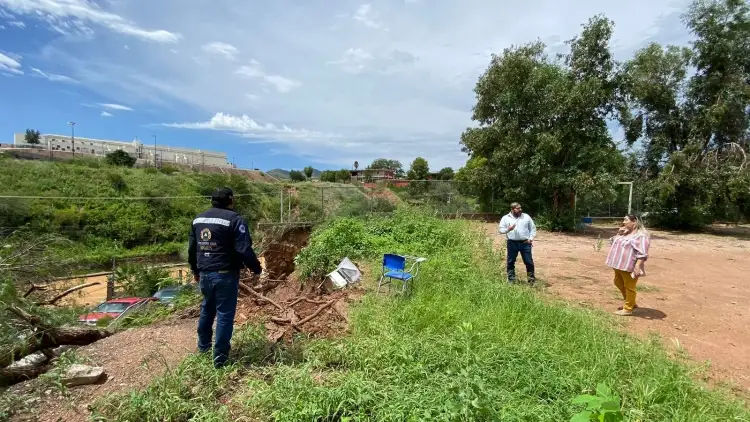 Cae barda en escuela de Nogales