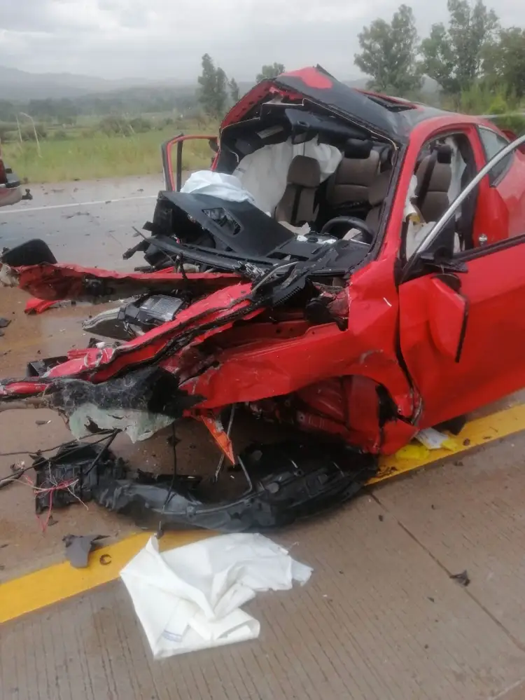 Chocan dos vehículos contra camión en la carretera