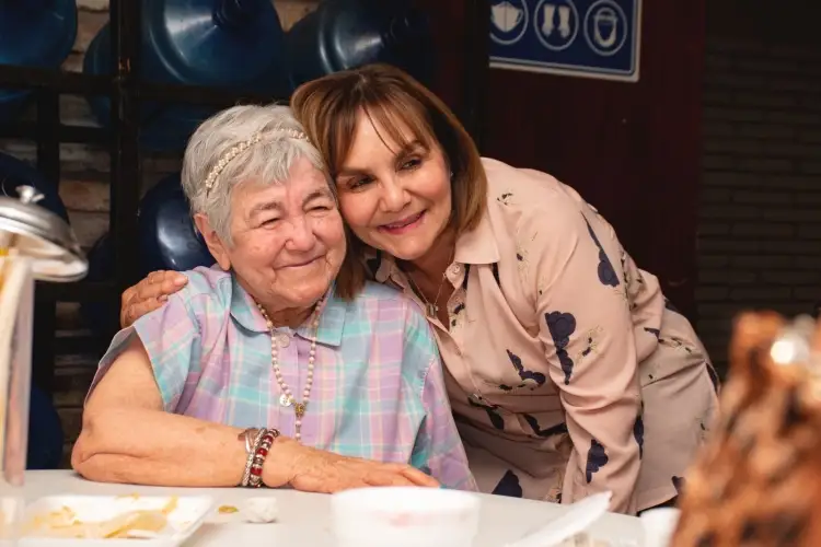 Celebra Primera Dama a los abuelos del Asilo Franciscano