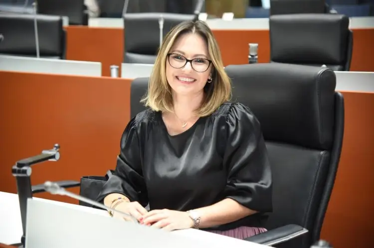 Presente Azalia Guevara en última sesión permanente de LXII Legislatura