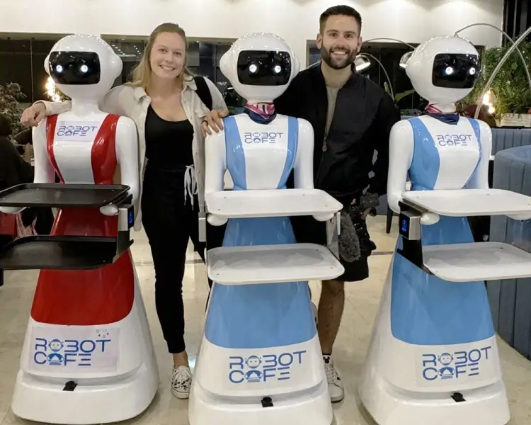Atienden robots en restaurante de África