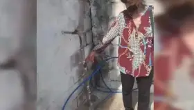 Llevan agua a casa de Doña Luz