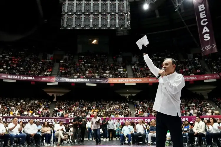 Crea gobernador Durazo el programa de becas más grande en la historia