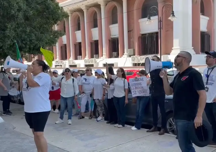 Tras aprobación de reforma se manifiestan trabajadores del PJF