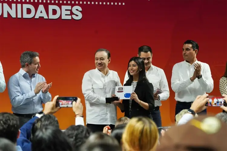 Llaman a estudiantes universitarios revisar asignación de beca