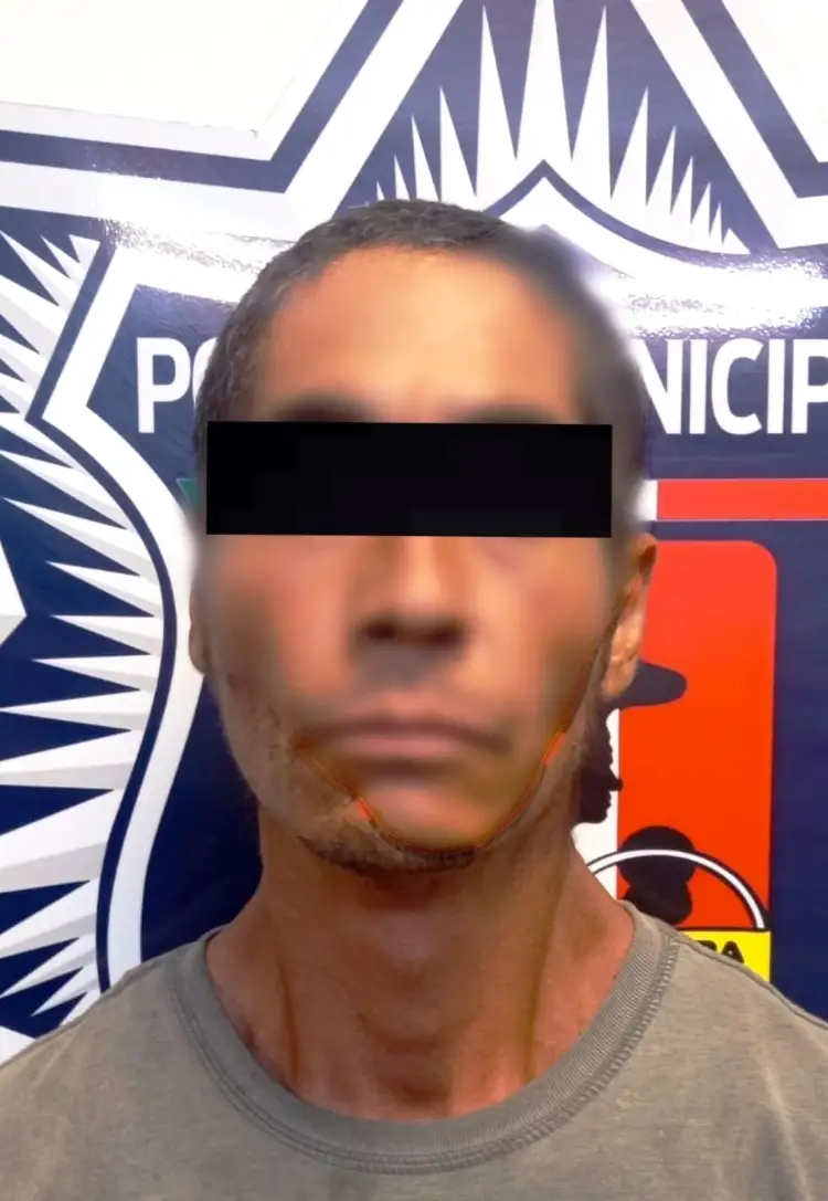 Caminaba en la calle con cuchillo fajado; fue detenido por la policía