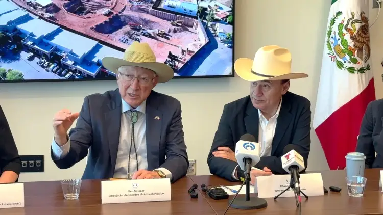 Considera Ken Salazar hay buena relación entre México y EU