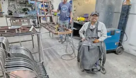 Fabrican sillas de ruedas y carriolas para “Corre Conmigo”
