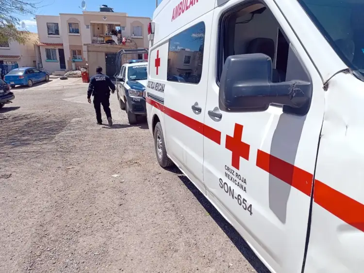 Golpea a su pareja y la encierra en su recámara