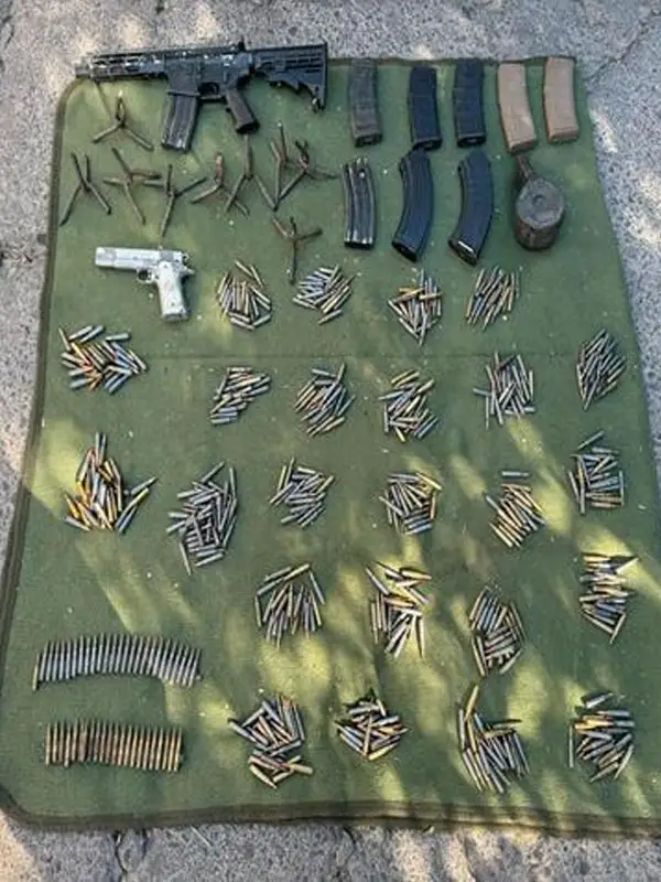 Asegura Ejército Mexicano armamento en un vehículo en abandono