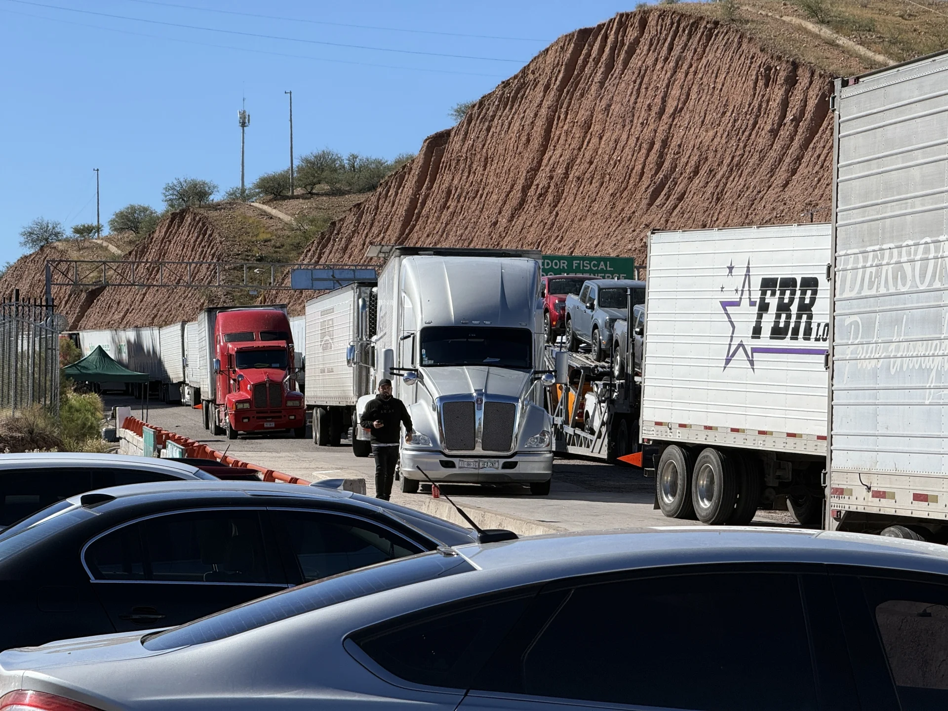 Nogales mantiene flujo peatonal al alza mientras el comercio de carga registra fuertes retrocesos