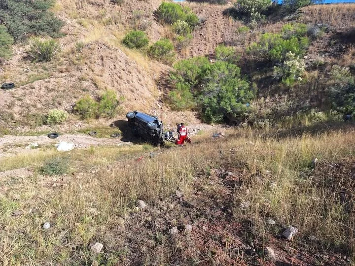 Conductor de 75 años se sale del camino y termina en un barranco en periférico Oriente