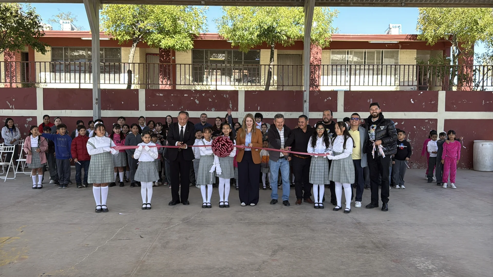 Mejoran accesibilidad en escuelas de Nogales; instalan rampas, barandales y tejabanes