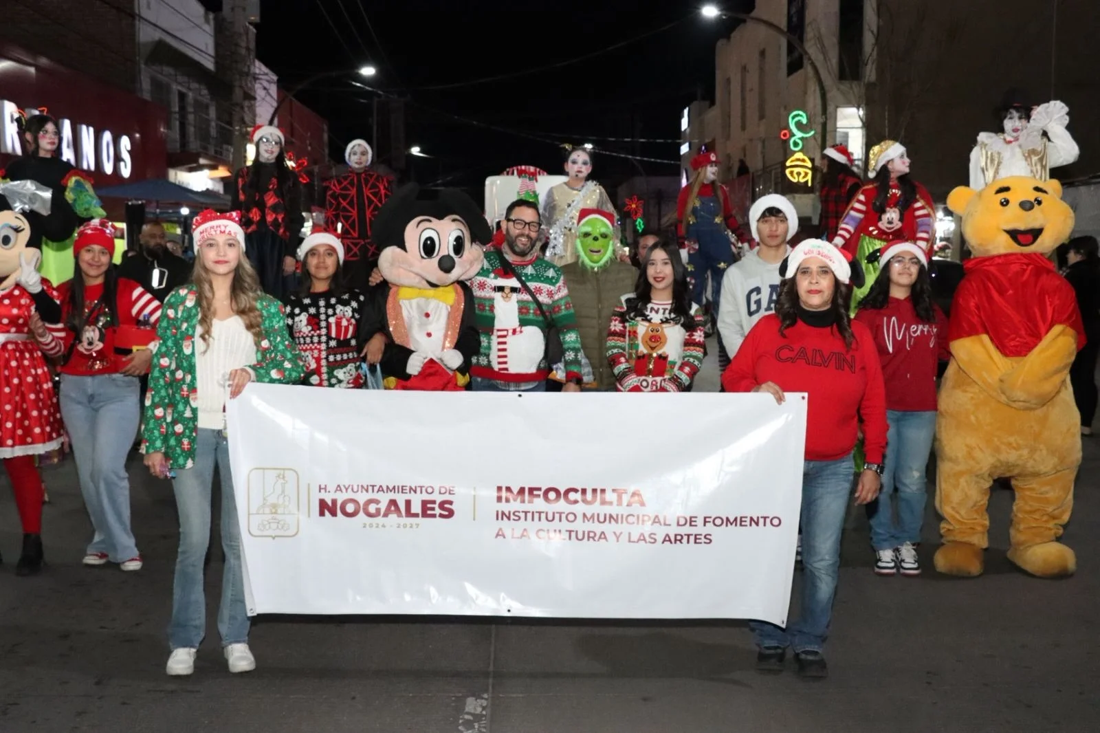 Disfrutan nogalenses del tradicional desfile navideño