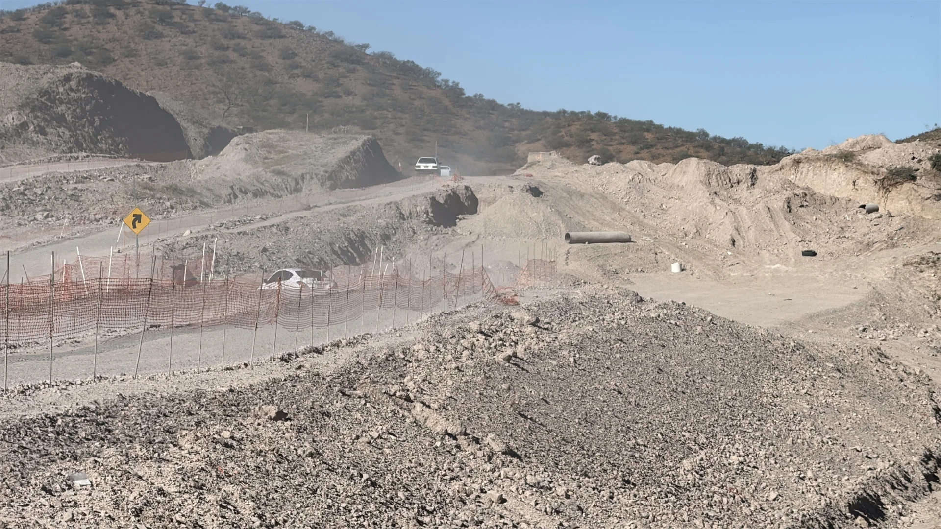 Tramo hacia Sierra Madre Occidental sigue sin iluminación ni pavimento; obra es responsabilidad de Grupo México