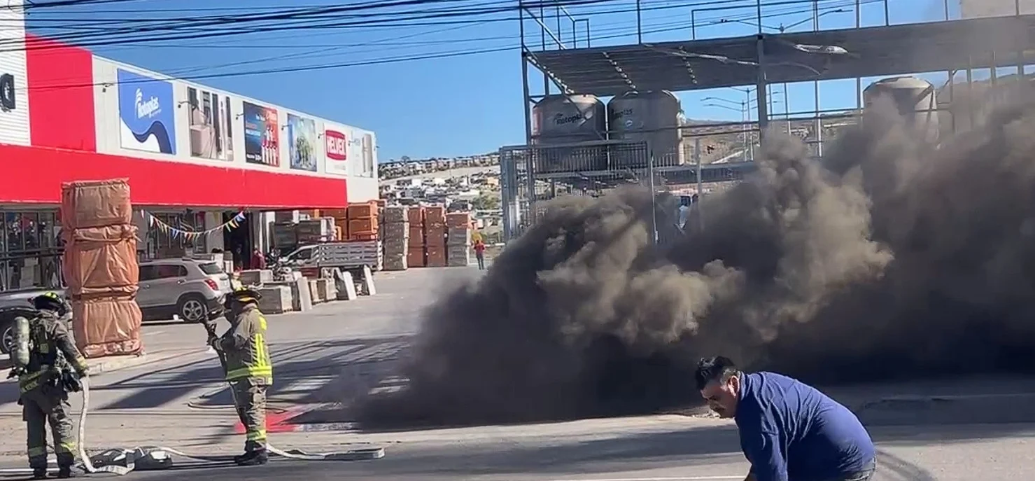 Incendio en ductos de desagüe causa alarma en Prolongación Obregón