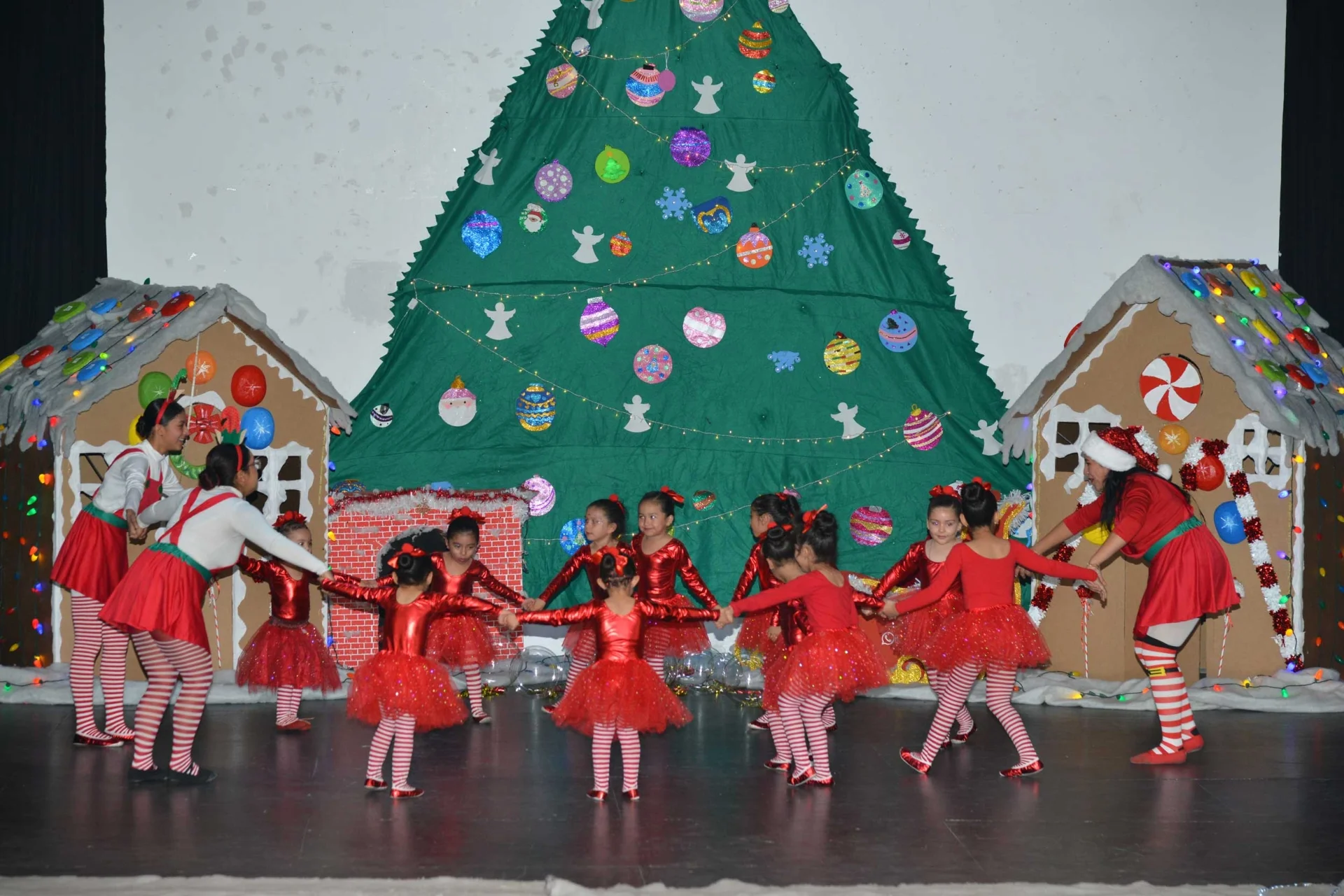 Niñas de Baby Ballet celebran la Navidad con talento y ternura en Nogales