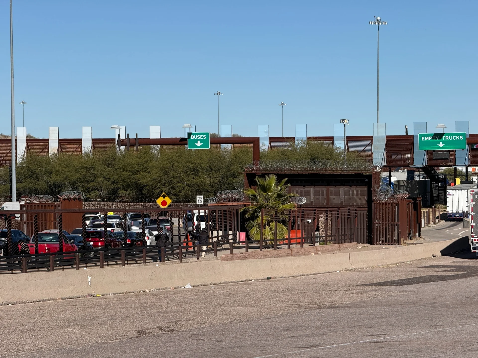 Presencia de ICE en salidas hacia México sorprende a viajeros en Nogales, Arizona