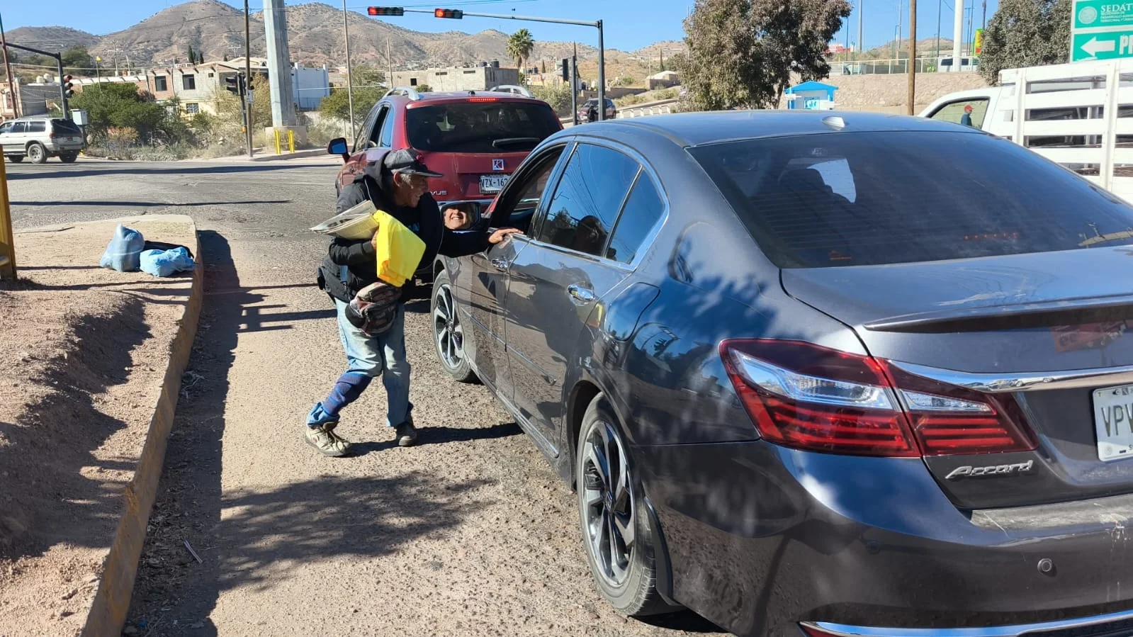 La historia de Manuel, el vendedor de periódicos que convirtió la adversidad en fortaleza