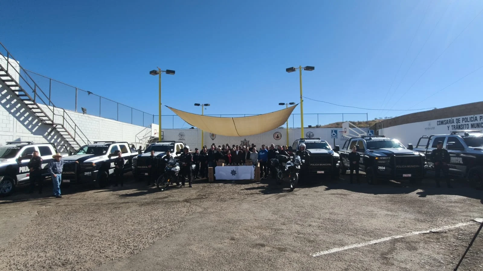 Alcalde Gim Nogales encabeza entrega de patrullas y radios a Seguridad Pública