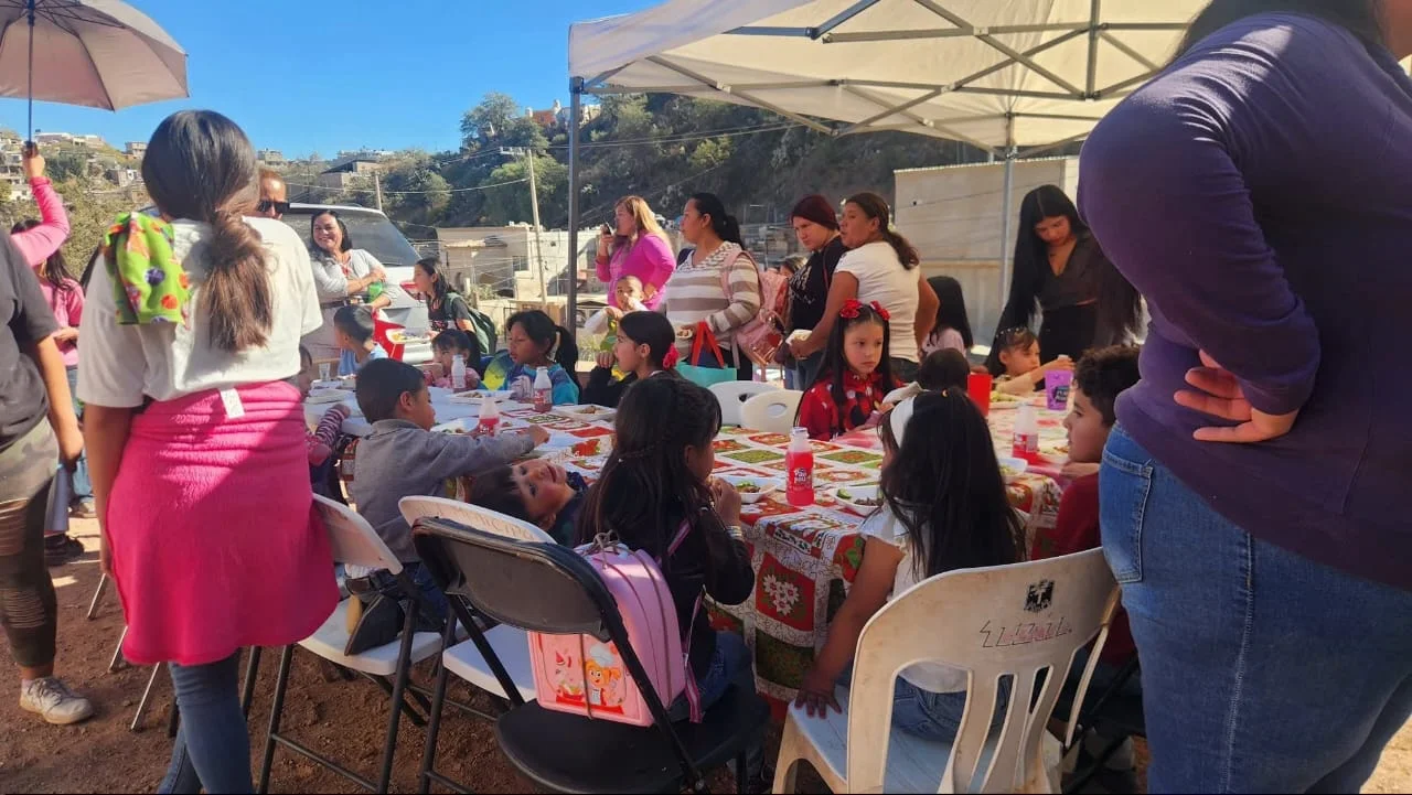Llevan posada navideña a niñez en colonia Colosio