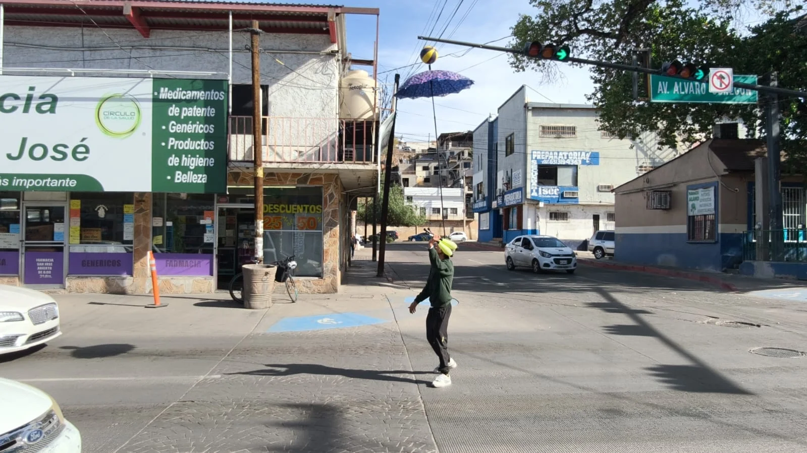 Del circo a los semáforos: la historia de Julio Dorado, el malabarista que da color a Nogales