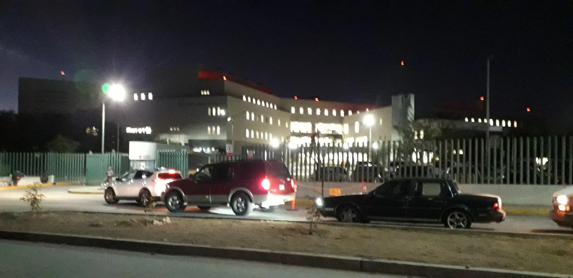 Perro muerde a menor y a su padre al asomarse entre rejas en colonia La Mesa