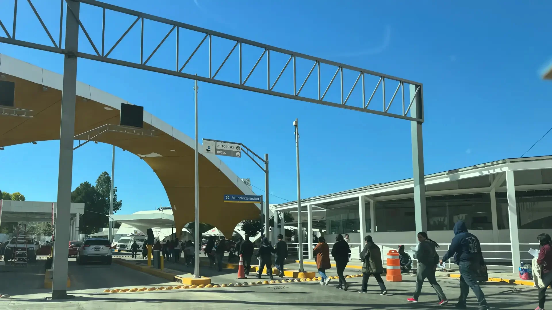 Flujo estable de mexicanos deportados se mantiene en frontera de Nogales