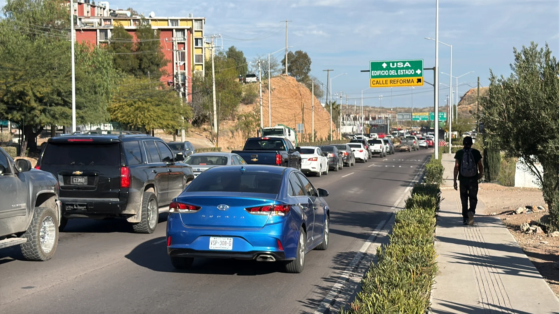 Largas filas en cruces fronterizos y dólar a la baja marcan lunes de asueto en Nogales