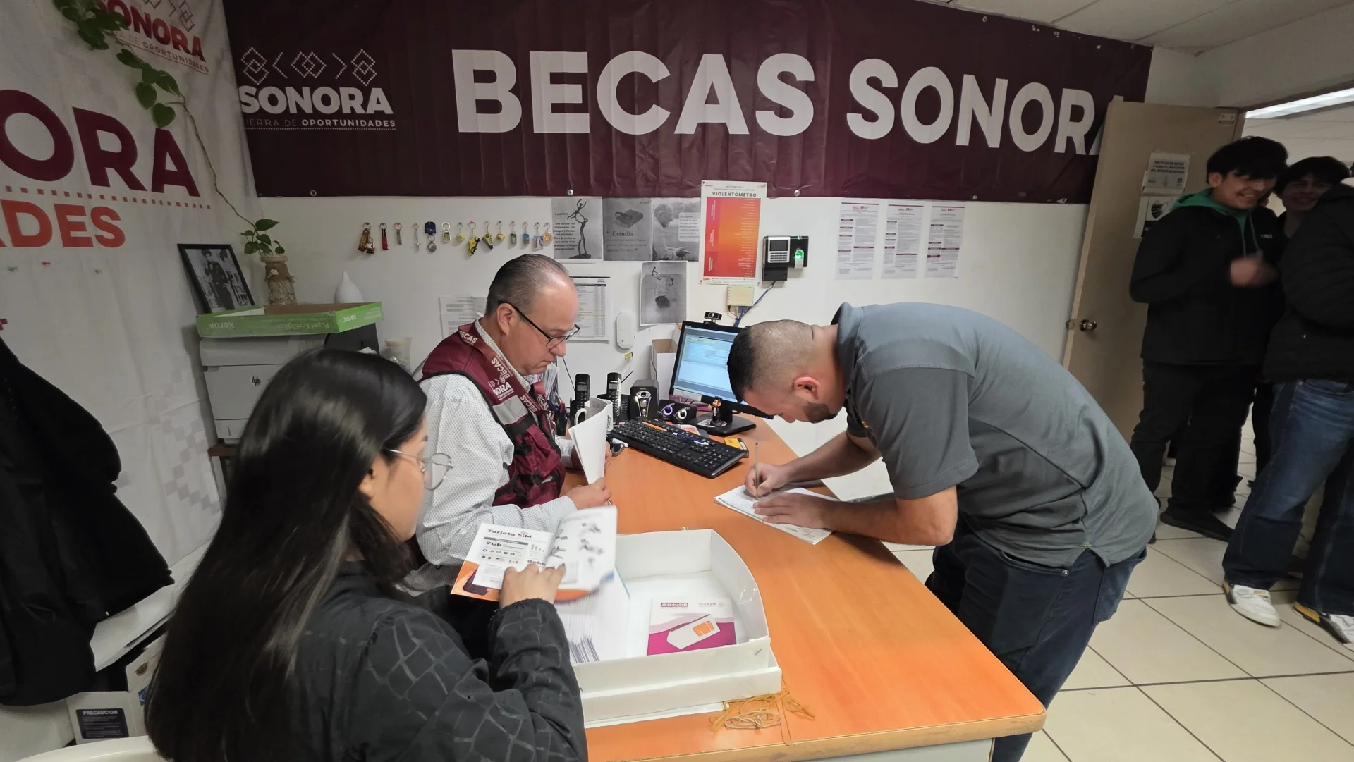 Destinan más de mil millones de pesos a becas para universitarios sonorenses en 2026